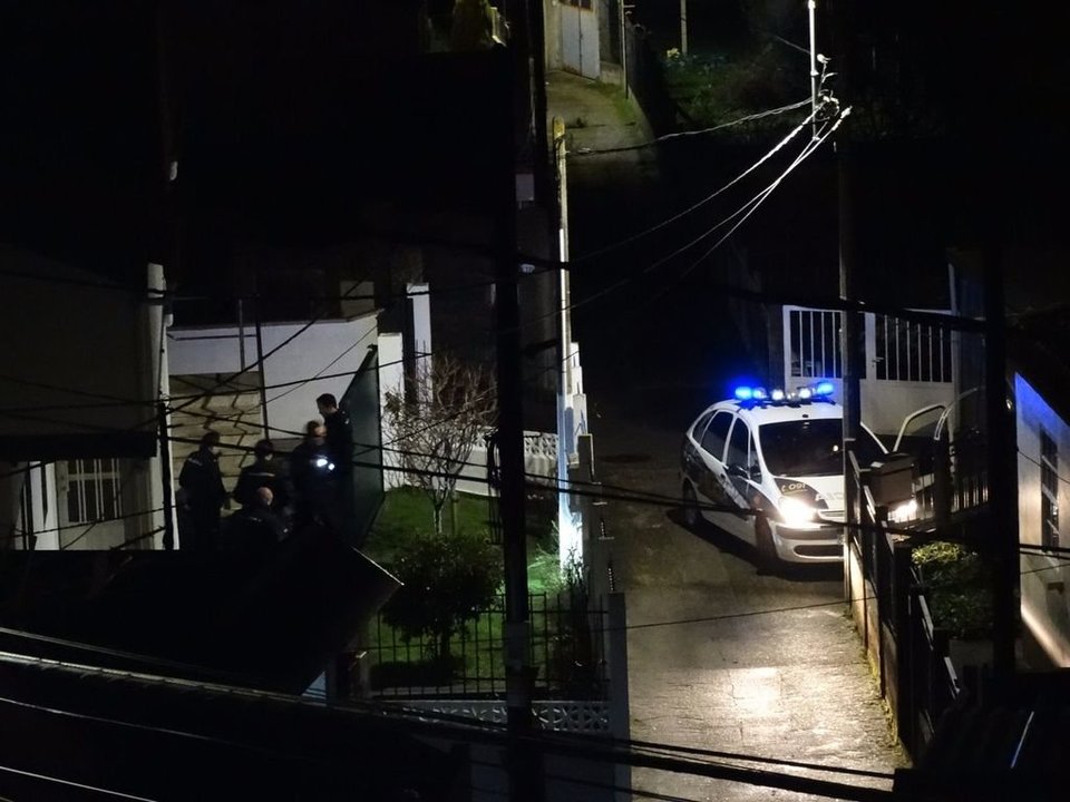La Policía Nacional en una  intervención este año en Coruxo para auxiliar a una vecina octogenaria