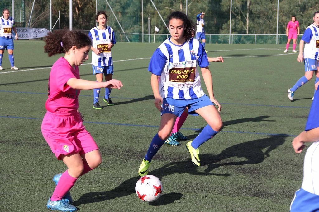 María Calvar trata de parar a unha rival nun partido anterior.