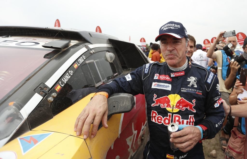 El piloto español Carlos Sainz, de 55 años, junto a su Peugeot tras ganar su segundo Dakar.