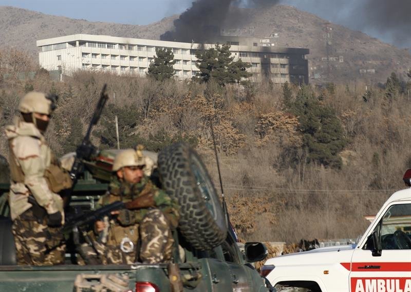 El hotel Intercontinental después de un ataque de hombres armados en Kabul, Afganistán