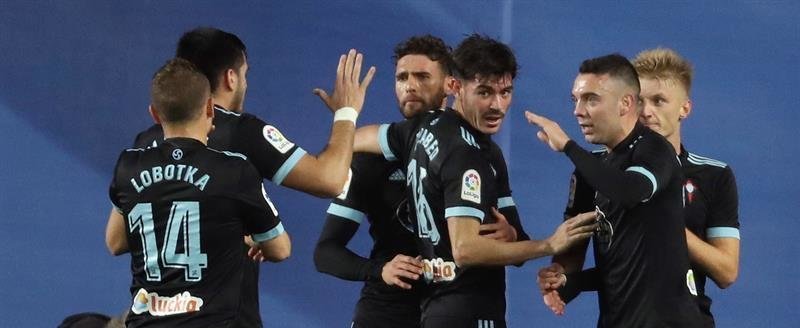 Los jugadores del Celta de Vigo celebran el gol marcado por  Iago Aspas ante la Real Sociedad