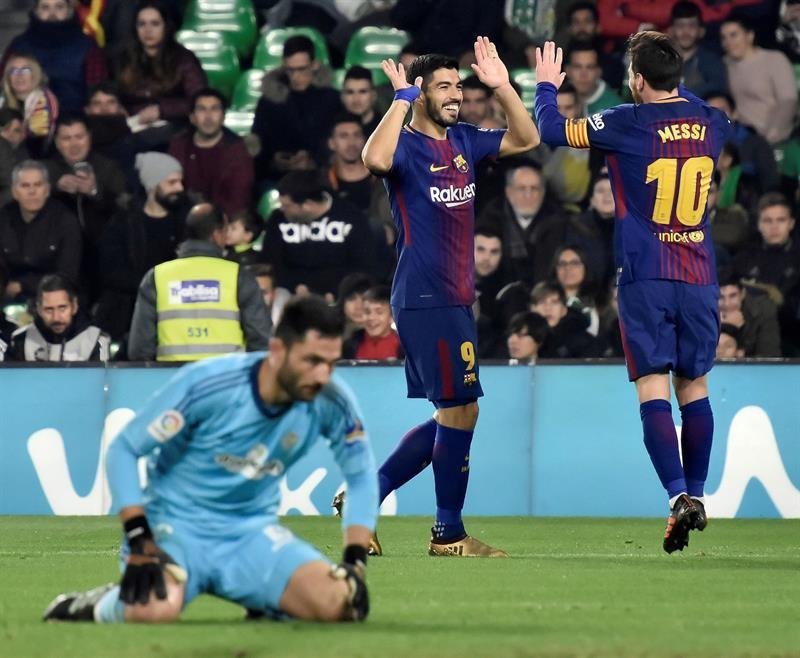 Luis Suárez y Messi celebran uno de los goles del Barcelona con Adán arrodillado en primer plano.