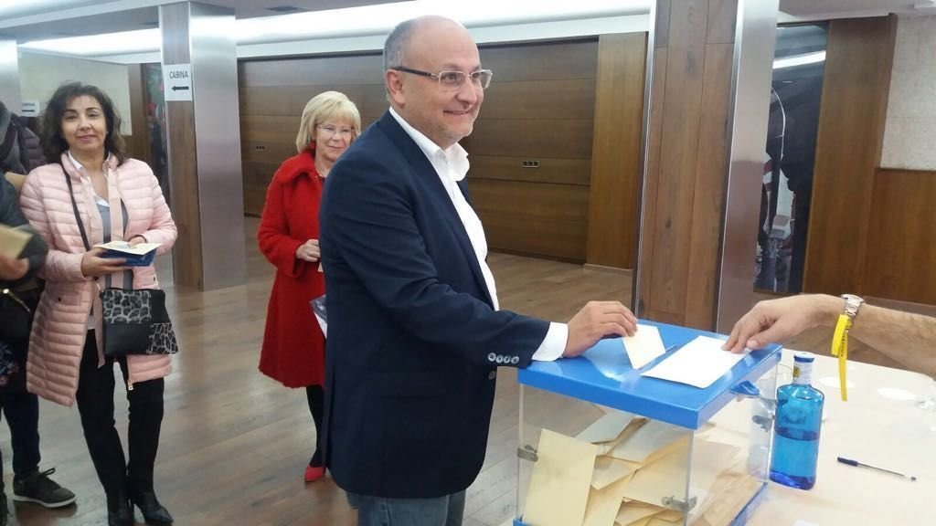 Abel Losada, el único candidato a la secretaría socialista, en el momento del voto.