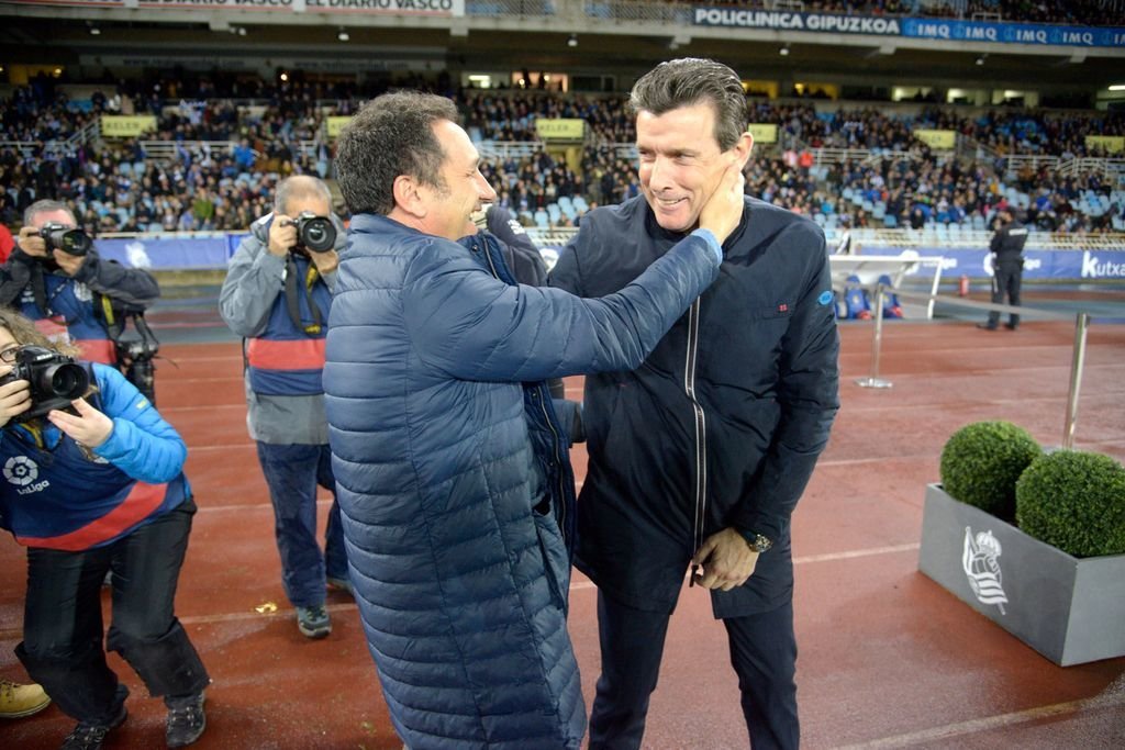 El excéltico Eusebio Sacristán, técnico de la Real Sociedad, saluda a Juan Carlos Unzué antes del partido.