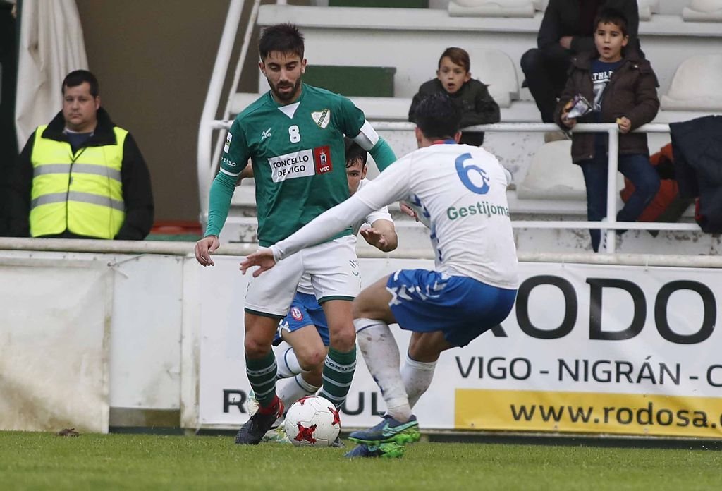 Antón controla un balón ante el visitante Vicente en el partido disputado ayer en el campo de O Vao.