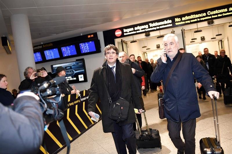 El expresidente catalán Carles Puigdemont (i) llega al aeropuerto de Copenhague procedente de Bruselas