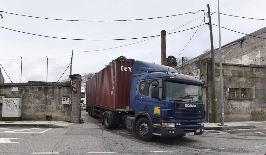 Los camiones con contenedores utilizan a diario la calle Julián Estévez en Teis desde el depósito instalado allí desde hace 15 años.