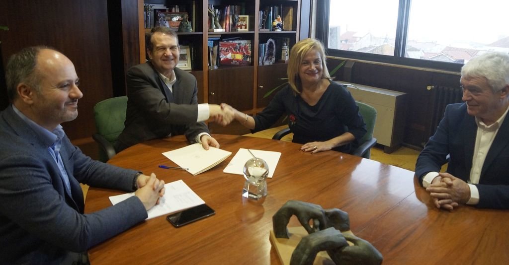 Abel Caballero y Carmela Silva firmaron otro convenio ayer, para instalaciones deportivas.