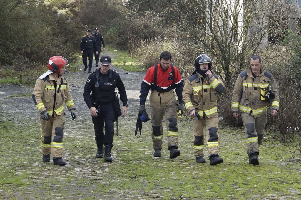 La Policía Nacional contó con la colaboración de los bomberos de Vigo en el operativo de Álvarez.