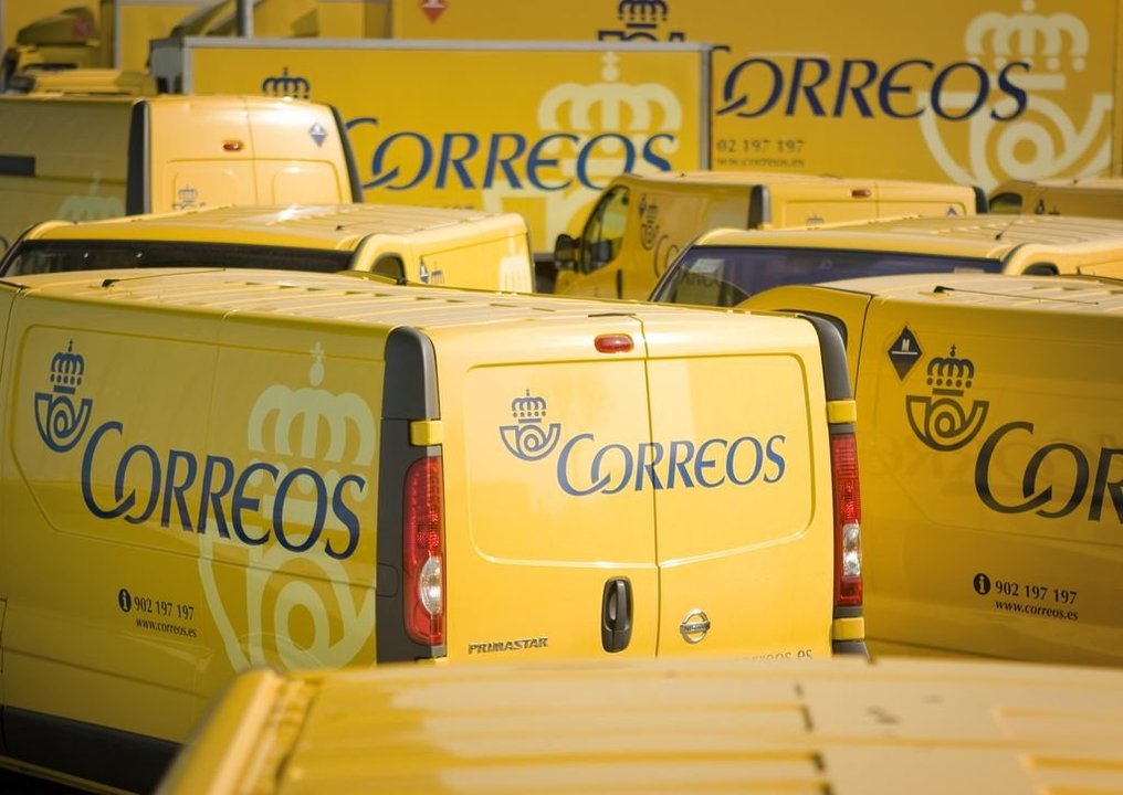 Camionetas de reparto de la empresa pública Correos estacionadas.