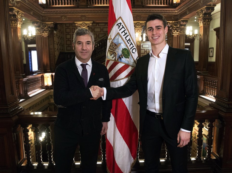 Josu Urrutia, presidente del Athletic, y Kepa Arrizabalaga se dan la mano tras la firma del contrato.