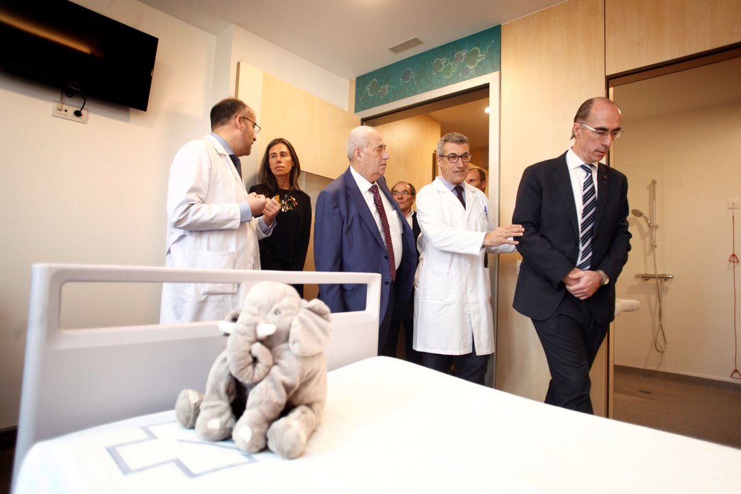 Almuiña (dcha), visitando la nueva área de oncología pediátrica del Hospital Teresa Herrera de A Coruña.