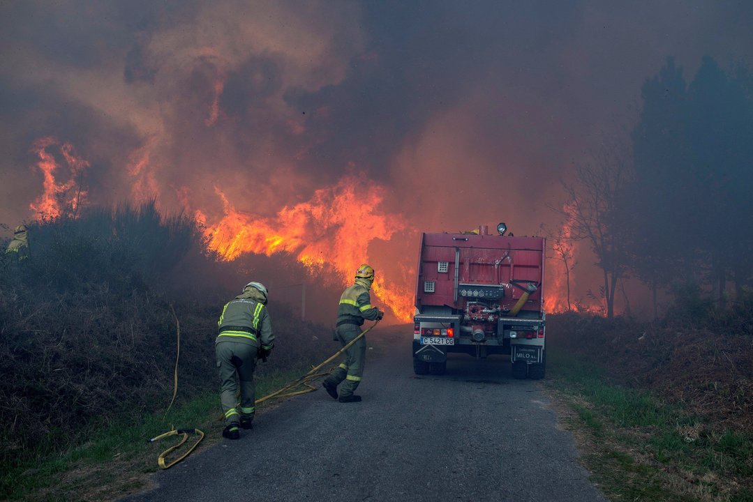 Efectivos de una brigada, en las labores de extinción de un fuego en Vilamarín  (Ourense).