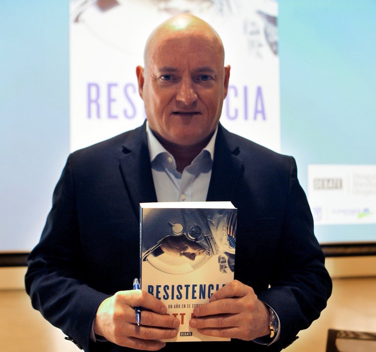 Scott Kelly con su libro &#34;Resistencia. Un año en el espacio&#34;.