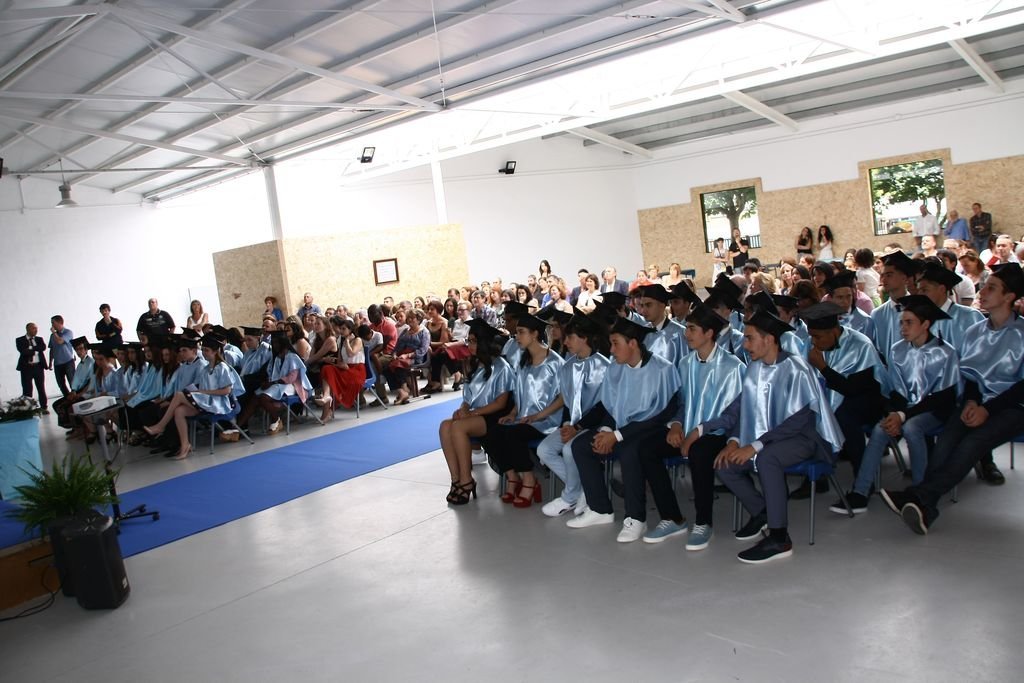 Graduación de alumnos de 4º ESO celebrada en el nuevo pabellón del colegio.