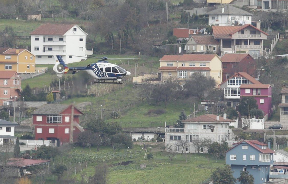 El helicóptero policía buscando en la antigua fábrica de Alvarez //  JV Landín