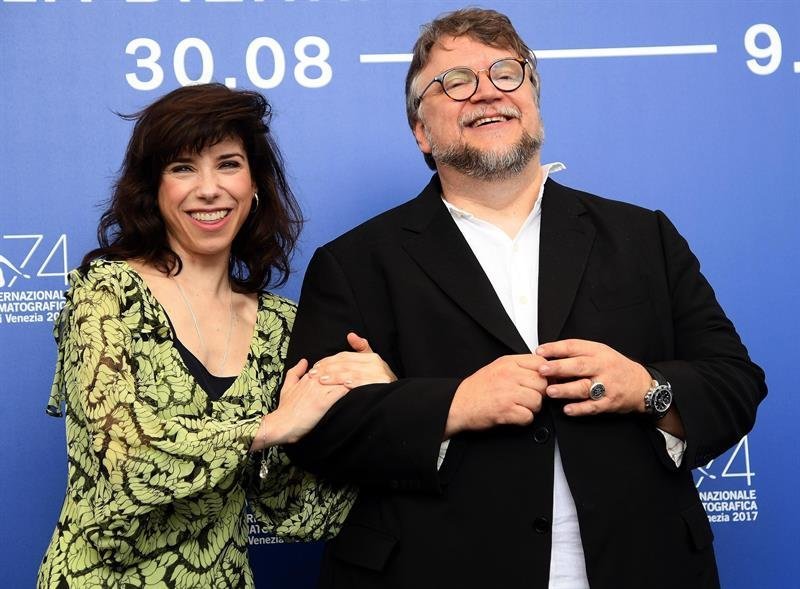 Guillermo del Toro(d) junto la actriz británica Sally Hawkins durante la presentación de su película &#34;La forma del agua&#34; en el Festival de Venecia