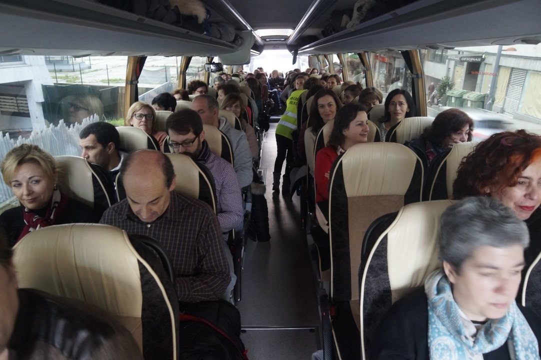 Un total de 220 funcionarios de Vigo salieron a primera hora de la mañana rumbo a Santiago en cuatro autobuses