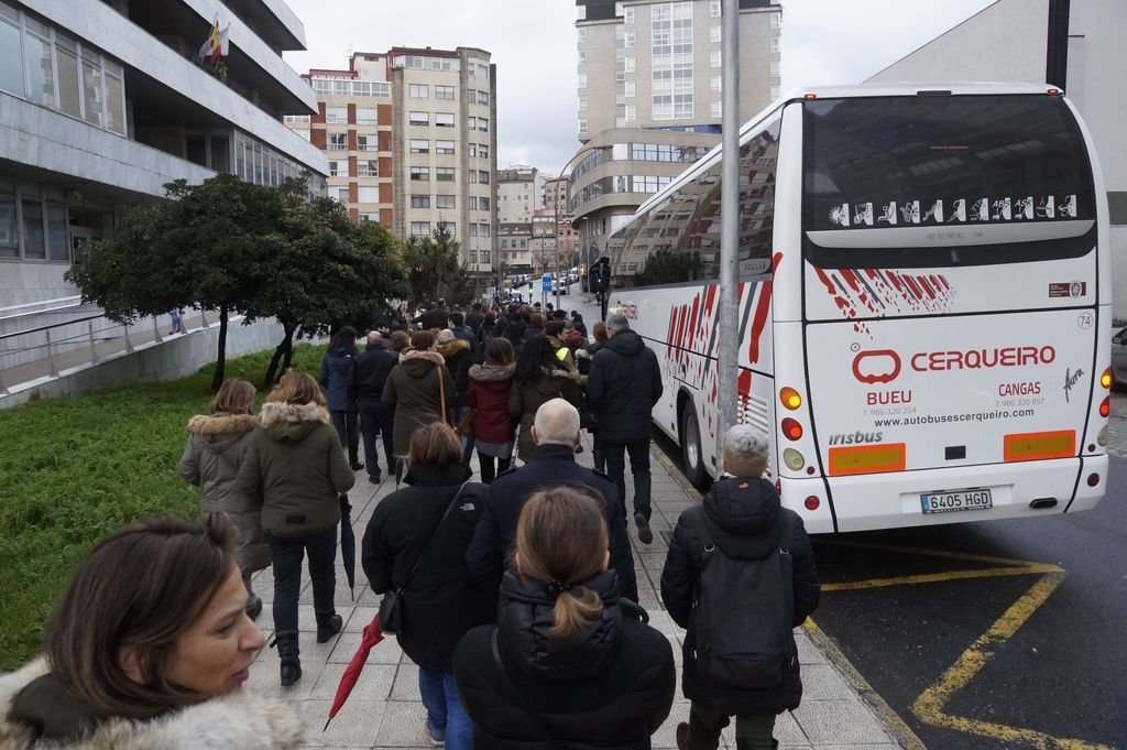Arriba, los funcionarios subiendo al autobús hacia Santiago. Abajo, cierre de juzgados.