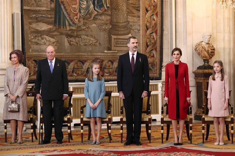El Rey Felipe VI y la reina Letizia, junto a sus hijas, la princesa Leonor,c., la infanta Sofía,d., y los reyes eméritos don Juan Carlos y doña Sofia, en el Palacio Real