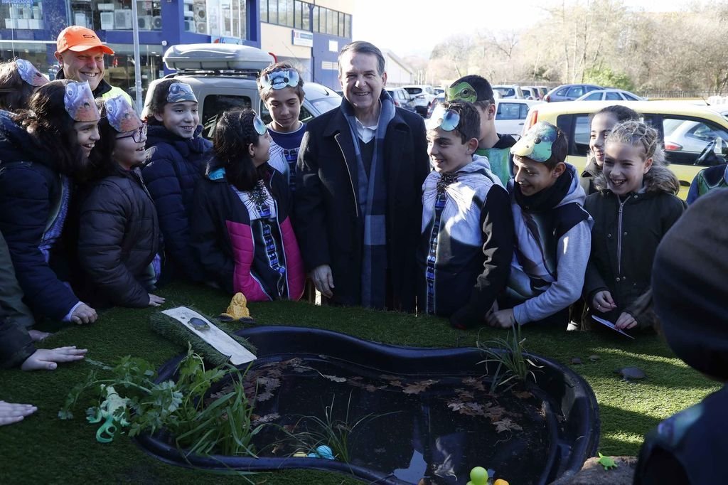 Abel Caballero visitó ayer la zona húmeda del Parque de A Bouza, donde el gobierno de Vigo conmemora el Día Mundial de las zonas húmedas, con un centenar de alumnos del CEIP Ría de Vigo, de tercero a sexto de Primaria.