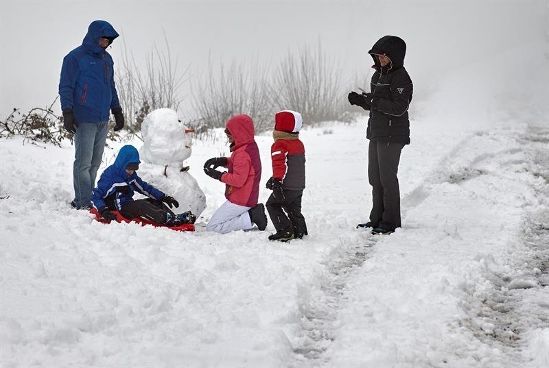 Una familia disfruta de la nieve en el pueblo de O Cebreiro (Lugo)