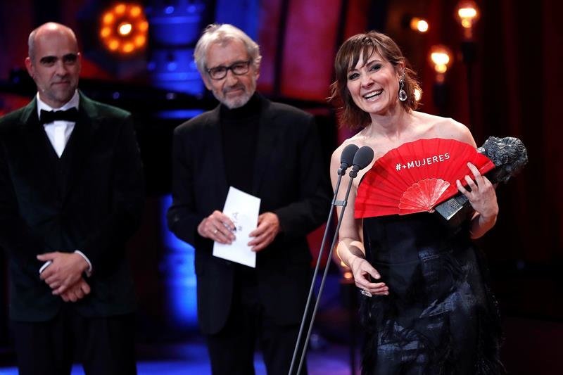 La actriz Nathalie Poza (d) posa con el premio a la Mejor Actriz Protagonista por &#34;No sé decir adiós, durante la 32 Edición de los Premios Goya