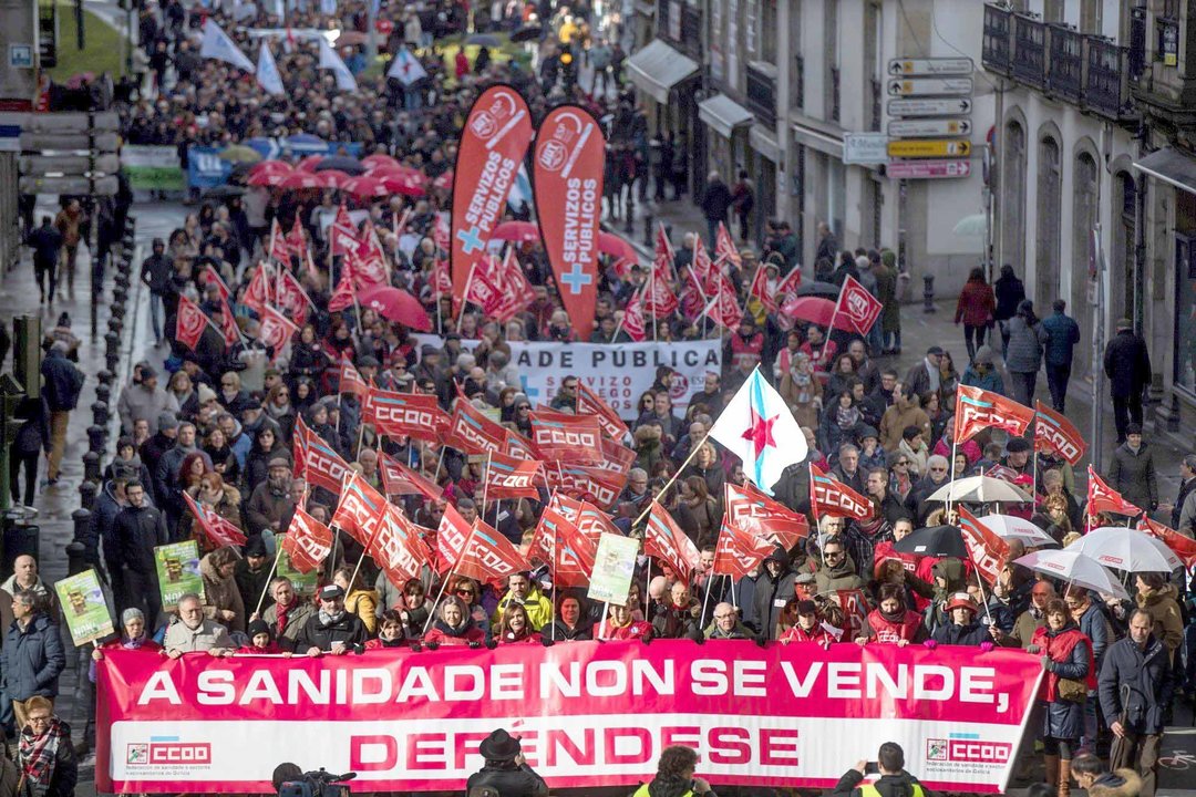 La manifestación recorrió ayer las calles de Santiago con asistencia de líderes de la oposición y sindicatos.