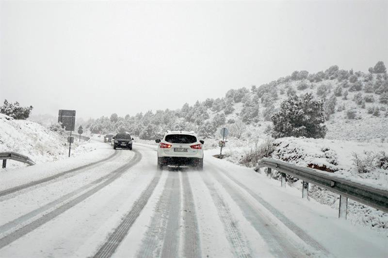 Un coche circula por la carretera A-226 entre Teruel y Cedrillas