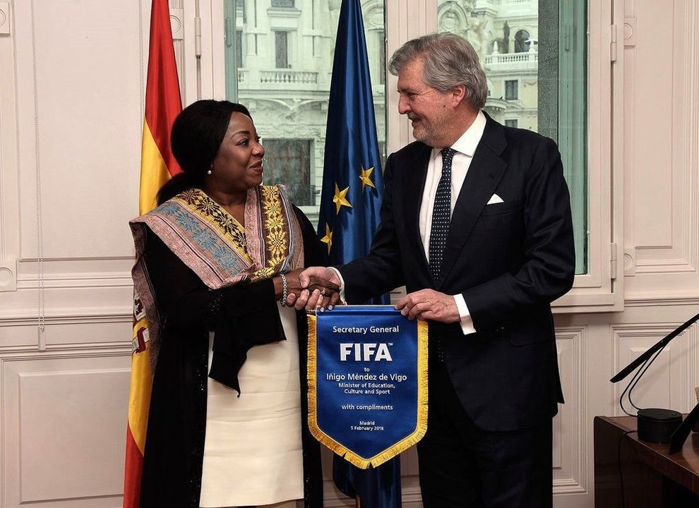 Fatma Samoura, secretaria general de la FIFA, y el ministro.