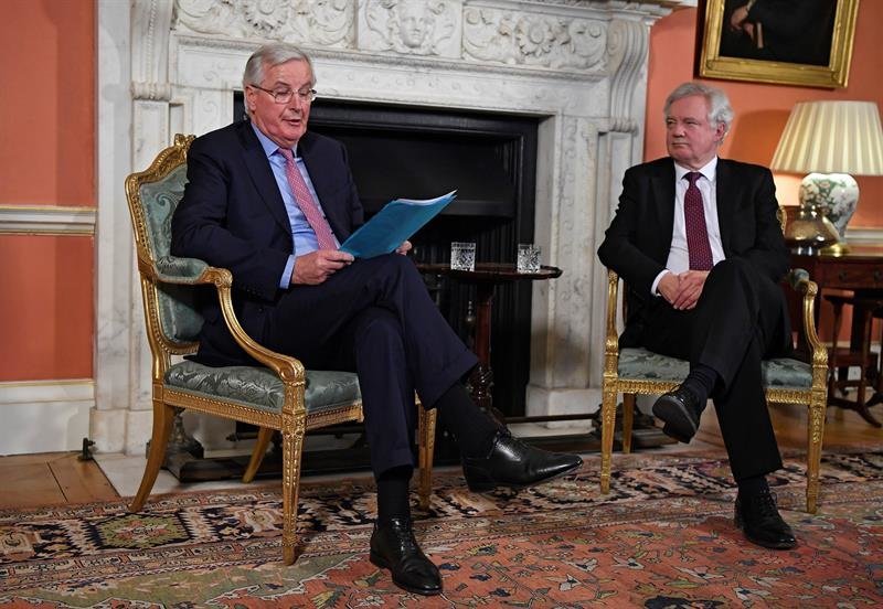 El negociador europeo Michel Barnier y el británico David Davis, tras su reunión en Downing Stret.