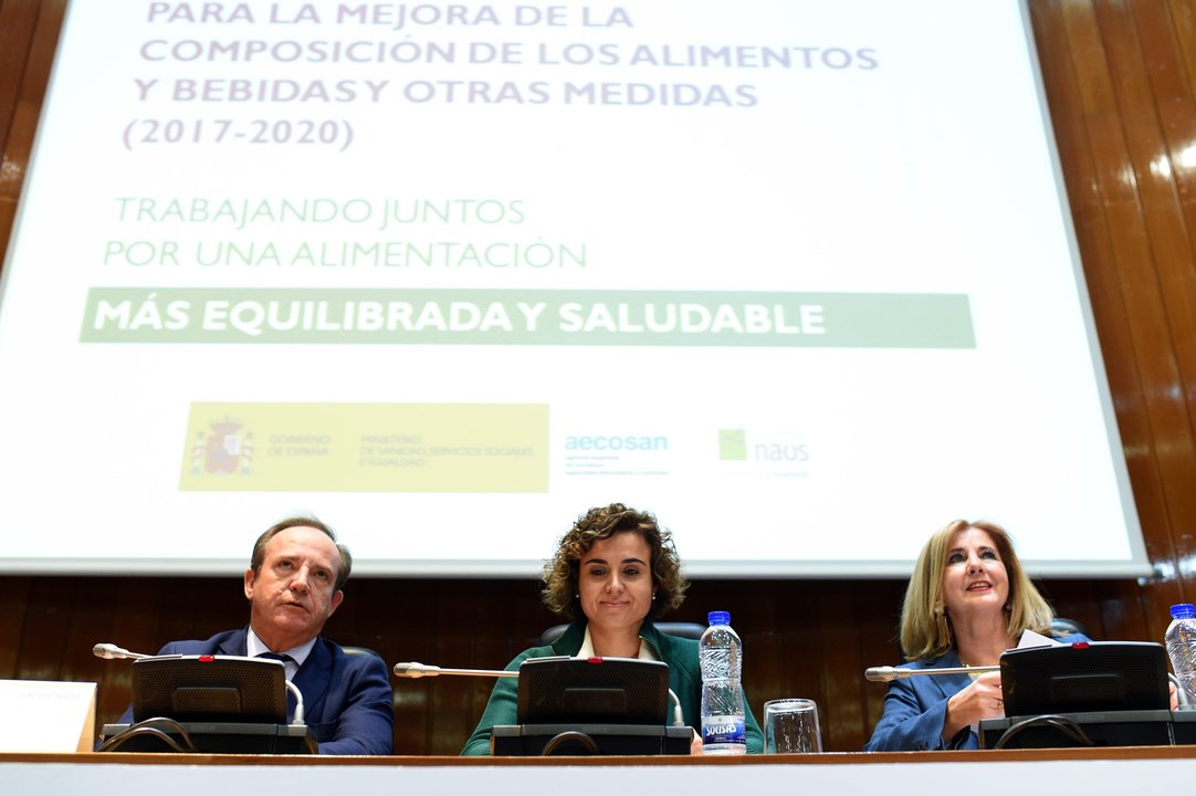 La ministra de Sanidad, Dolors Montserrat, acompañada de José Javier Castrodeza y Teresa Robledo.