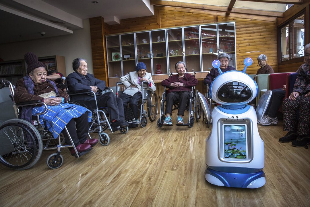 Robot en una residencia de ancianos en Japón.