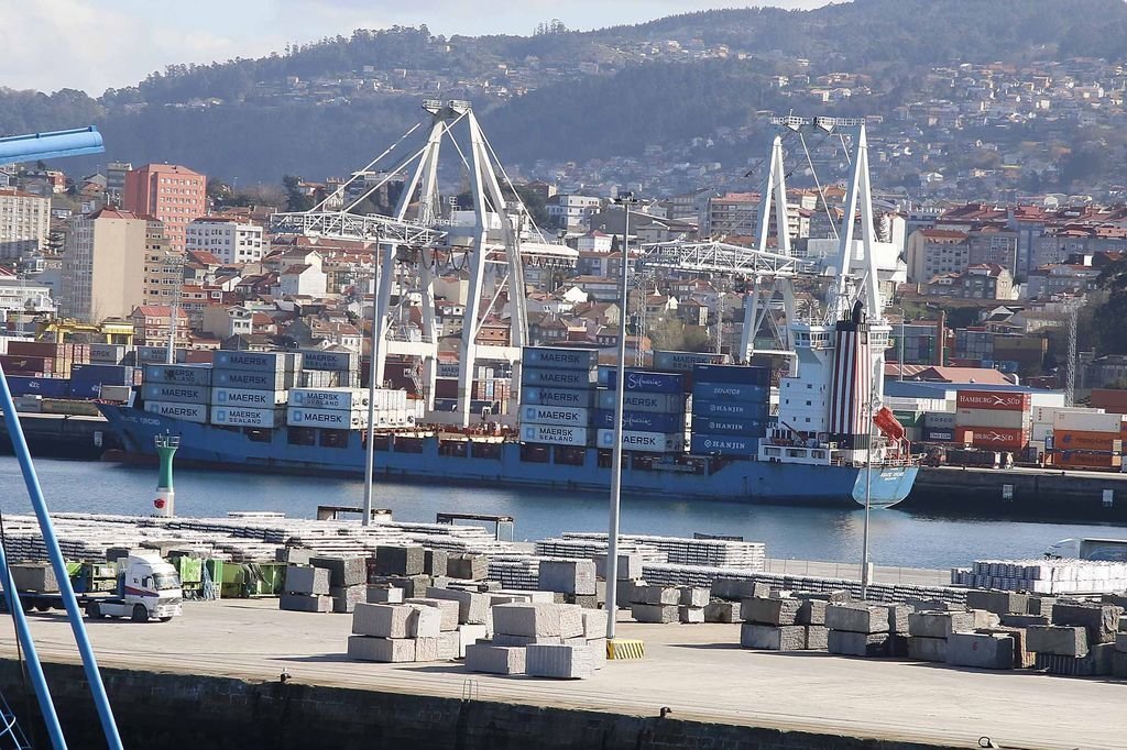 Un buque con contenedores de Maersk operando en la terminal de Guixar.