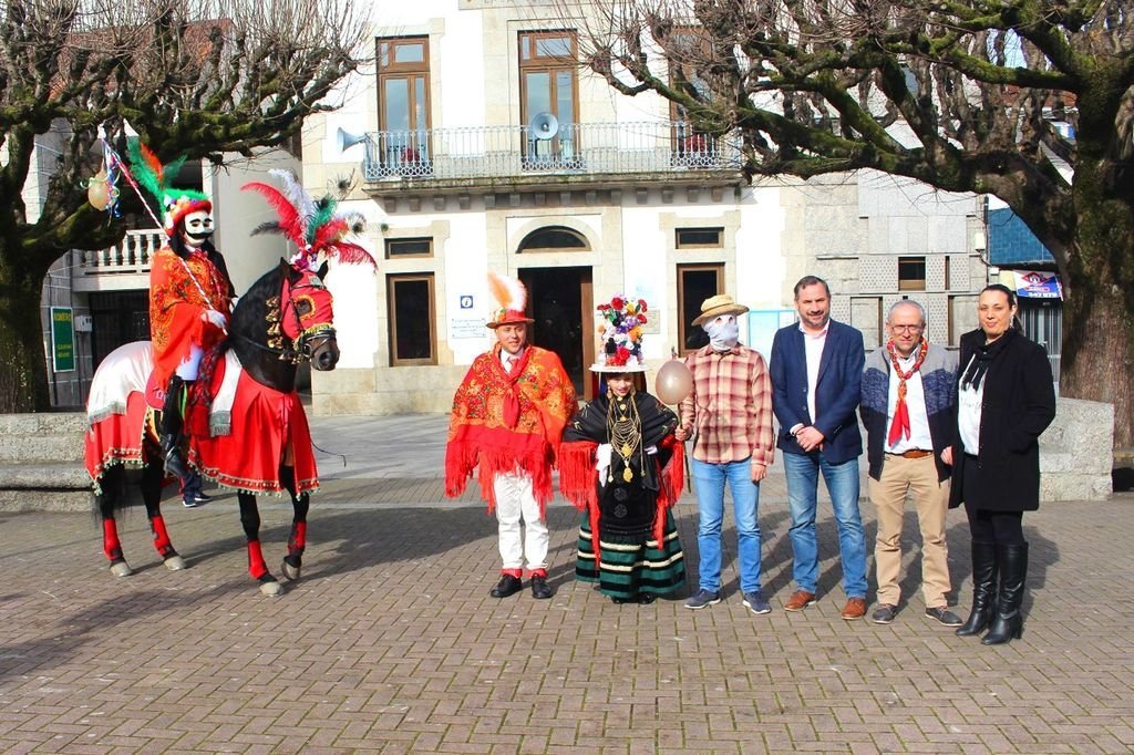 Cabaleiro, Rancho de Carnaval y mamarrachos, posan con el alcalde, M. Cabaleiro y Tere Perez.