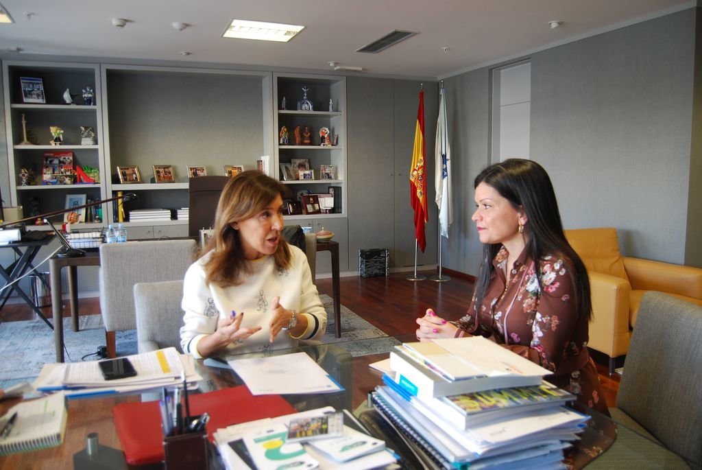 La alcaldesa de Mos, Nidia Arévalo, y la conselleira Beatriz Mato, reunidas ayer en Santiago.