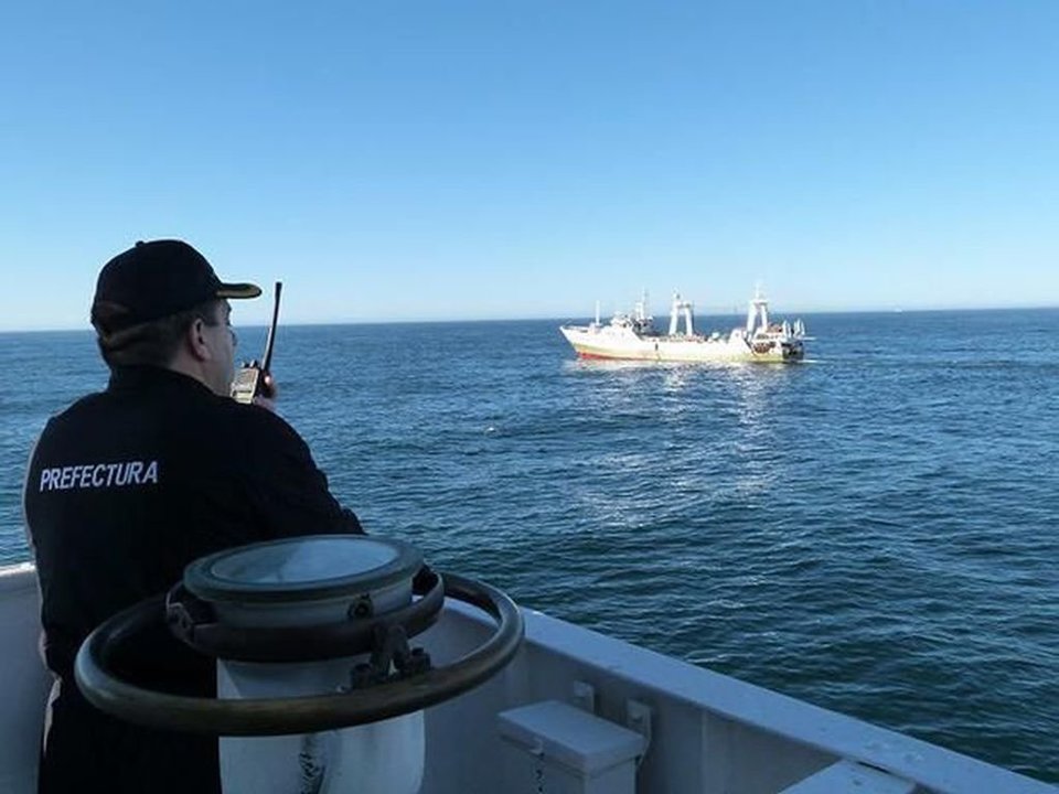 La Prefectura Naval Argentina detuvo ayer al &#34;Playa Pesmar Uno&#34; por un presunto delito de pesca ilegal.