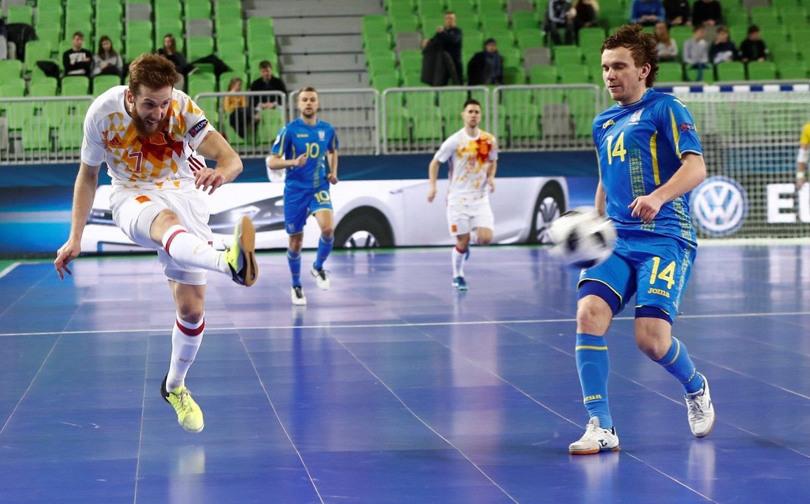 El vigués Pola golpea el balón para enviarlo a la portería ucraniana y meter a España en las semifinales.