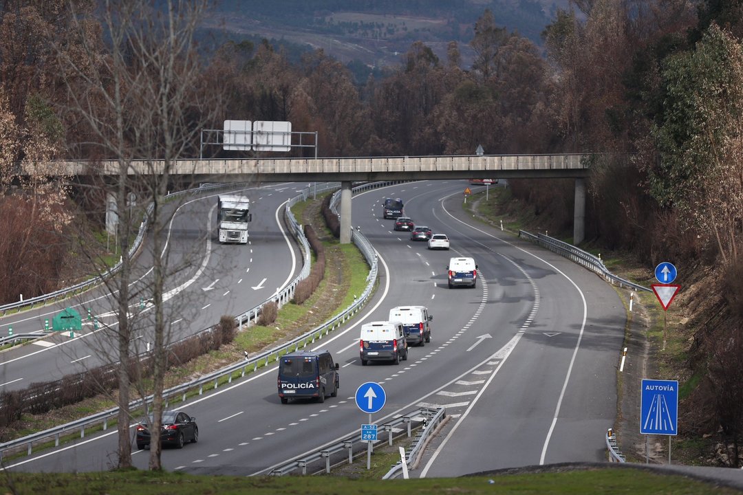 El convoy policial con los detenidos en Galicia circulando por la A-52 camino de Madrid.