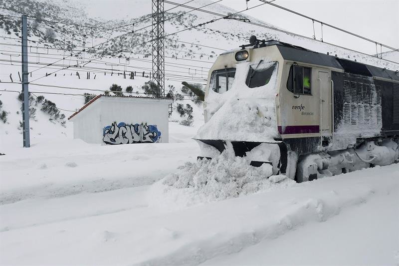 Estación de Busdongo (León) donde las brigadas de RENFE limpian las vías de una excesiva acumulación de nieve