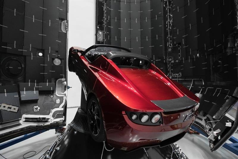 El automóvil eléctrico Tesla de color rojo, montado dentro del cohete Falcon Heavy