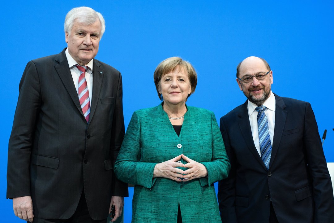 La canciller alemana, Angela Merkel (c), su aliado bávaro, Horst Seehofer (i), y el líder del SPD (d), Martin Schulz.