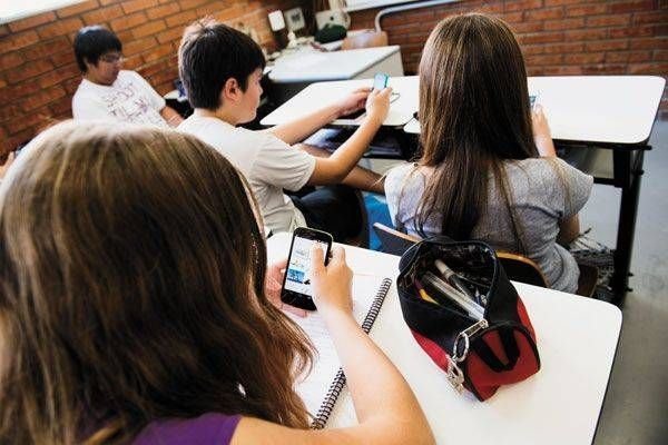 El 80% de los niños gallegos de 12 años o menos tienen móvil y el 97% están registrados en alguna red social