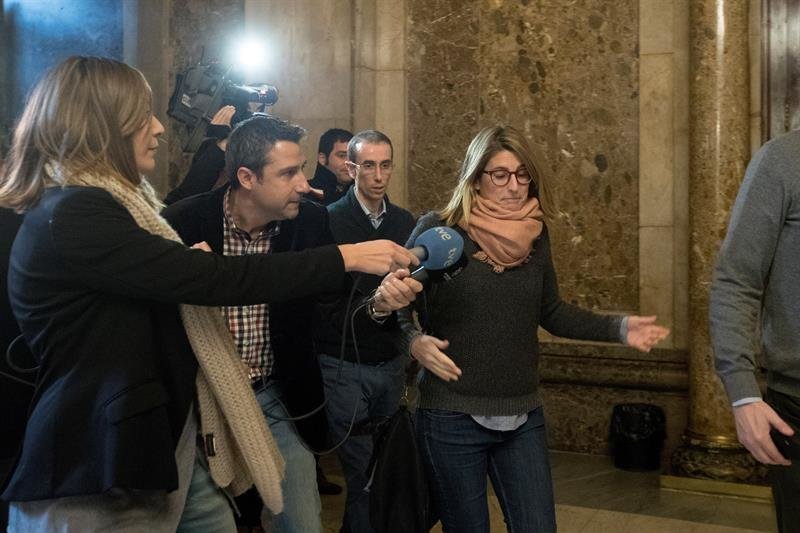La diputada de JxCat, Elsa Artadi, esquiva las preguntas de los periodistas en los pasillos del Parlament