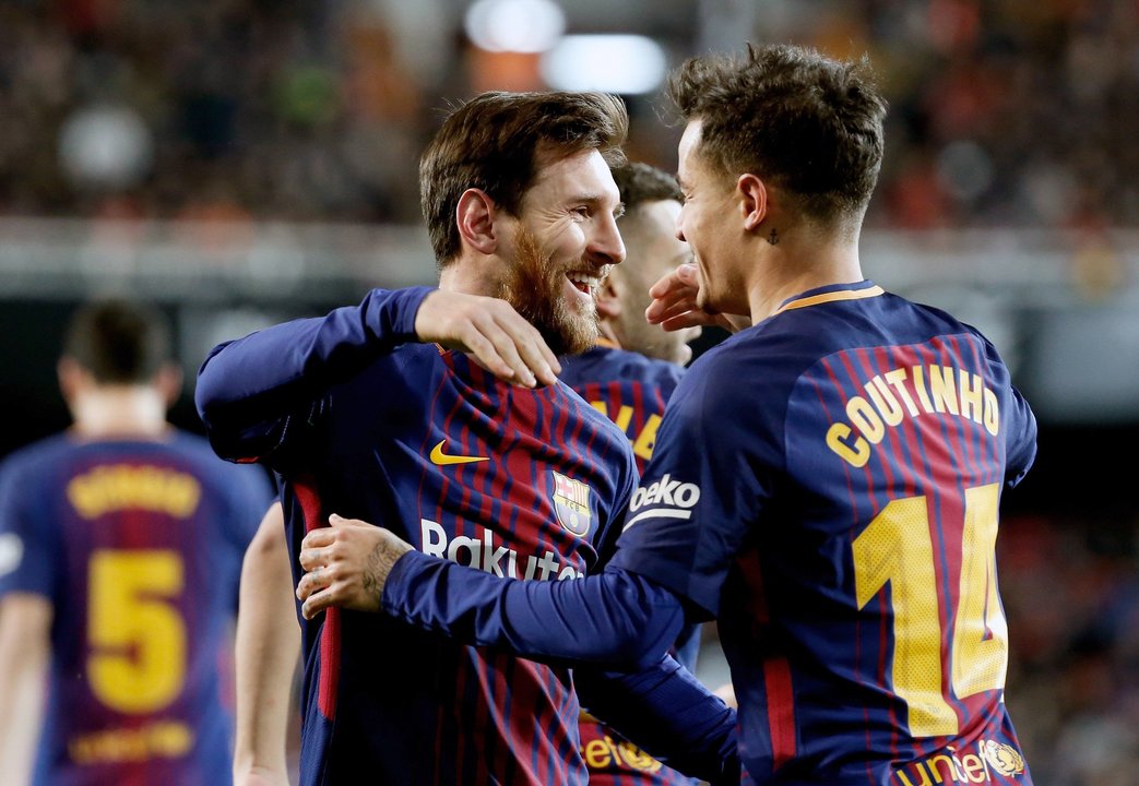 Messi y Coutinho se abrazan en la celebración del gol del atacante del Barcelona, que llegó al equipo en el mercado invernal.