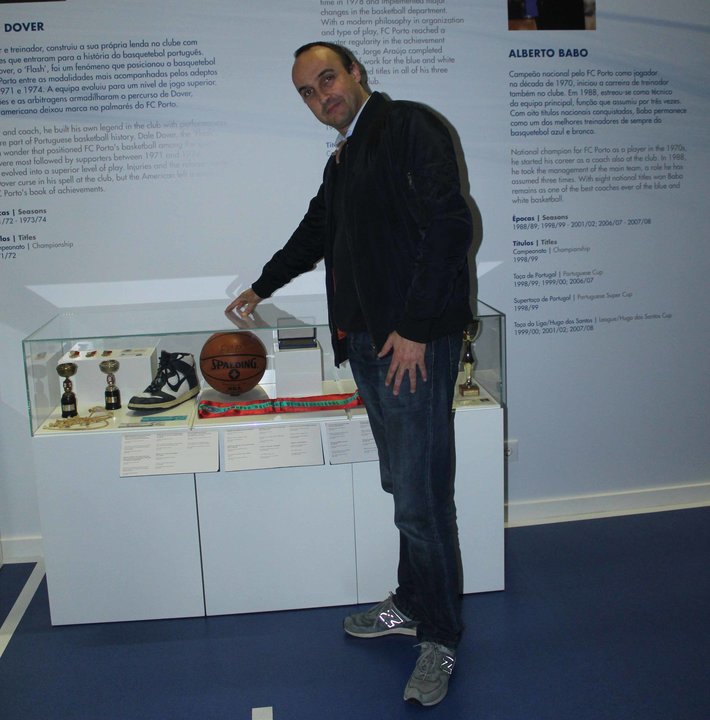 Carlos Martínez posa en la exposición temporal de la sección de baloncesto en el Museu do Porto