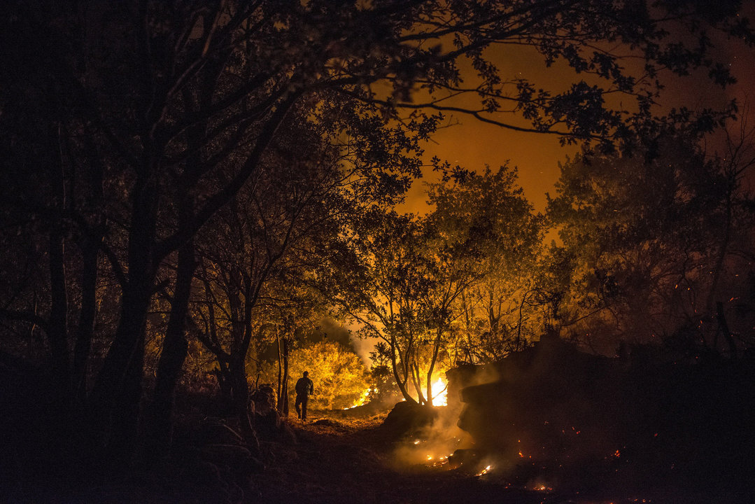 Un brigadista camina por un monte en llamas en el municipio ourensano de Vilamarín.