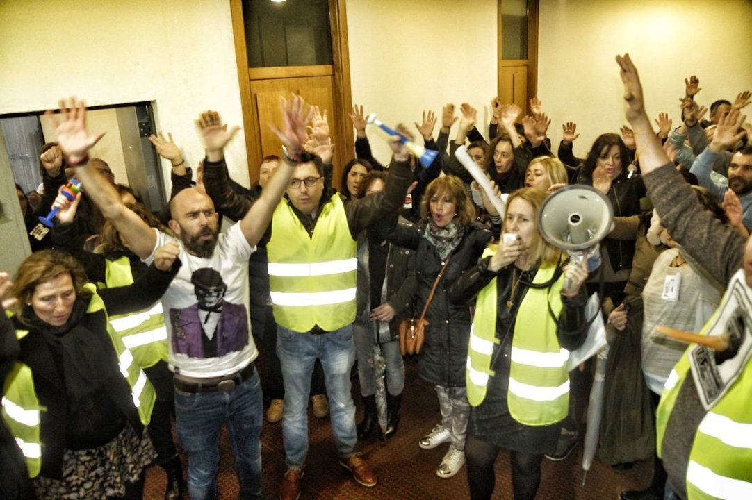 Protesta en los juzgados de Vigo esta mañana // Vicente Alonso