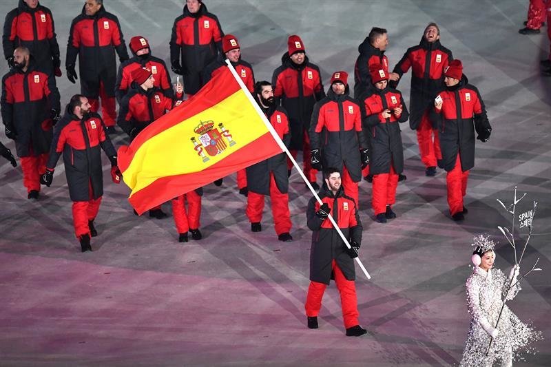El equipo Español con el abanderado Lucas Eguibar (C) durante la ceremonia de apertura de los Juegos Olímpicos PyeongChang 2018 en el Estadio Olímpico