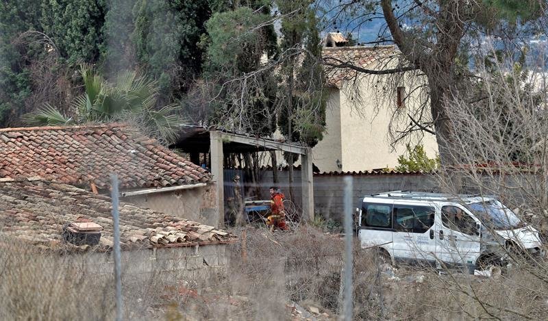 Un bombero trabaja junto a la vivienda, en la localidad de valenciana de Ontinyent, en la que dos bebés de menos de un año han fallecido